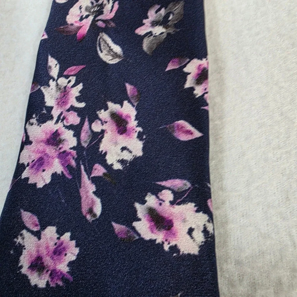 Express necktie features